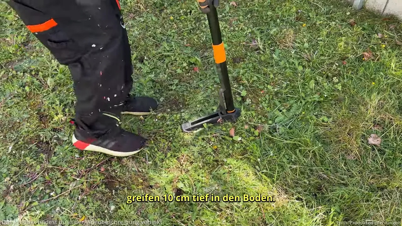 Fiskars X-Act Unkrautstecher greift tief in den Boden, Greifarme ca. 10 cm