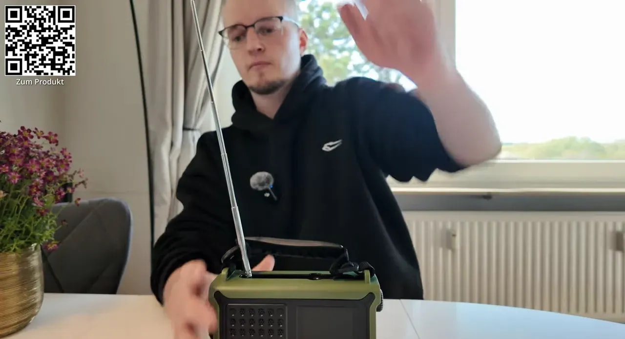 Kurbelradio mit ausgeklappter Antenne auf dem Tisch