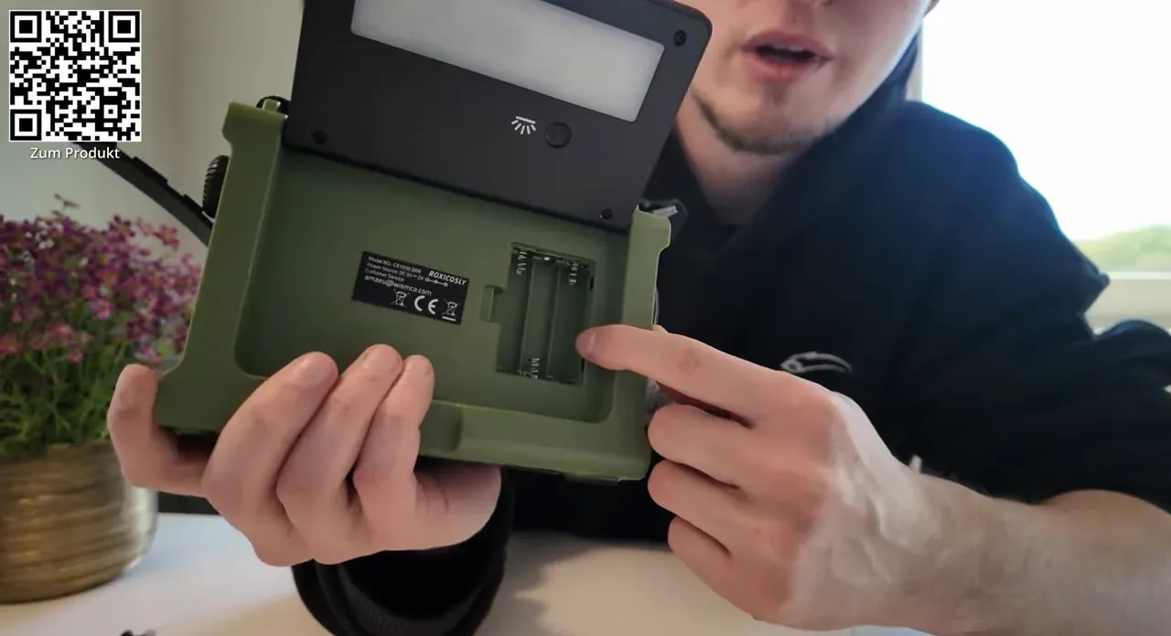Kurbelradio Rückseite: Batteriefach mit eingesetzter/positionierter Abdeckung