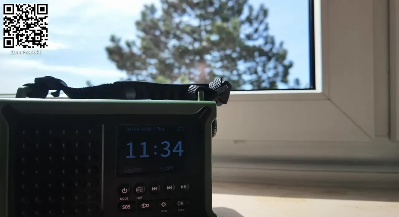 Kurbelradio in der Sonne vor dem Fenster mit gut lesbarem Display