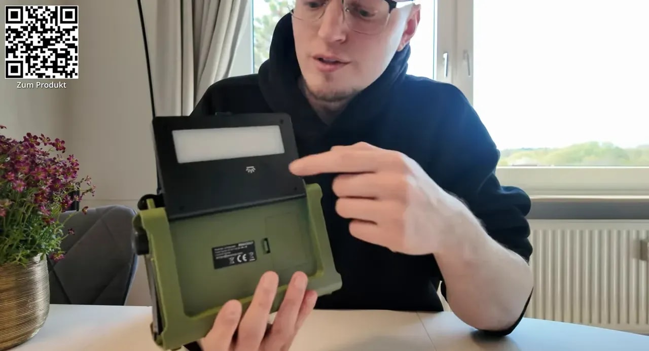 Kurbelradio Rückansicht mit Beleuchtungsfeld und Bedienelementen