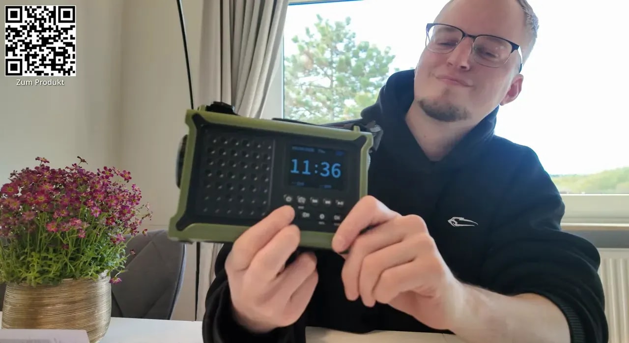 Kurbelradio im SOS-Test: Tastenbedienung sichtbar, Display zeigt 11:36