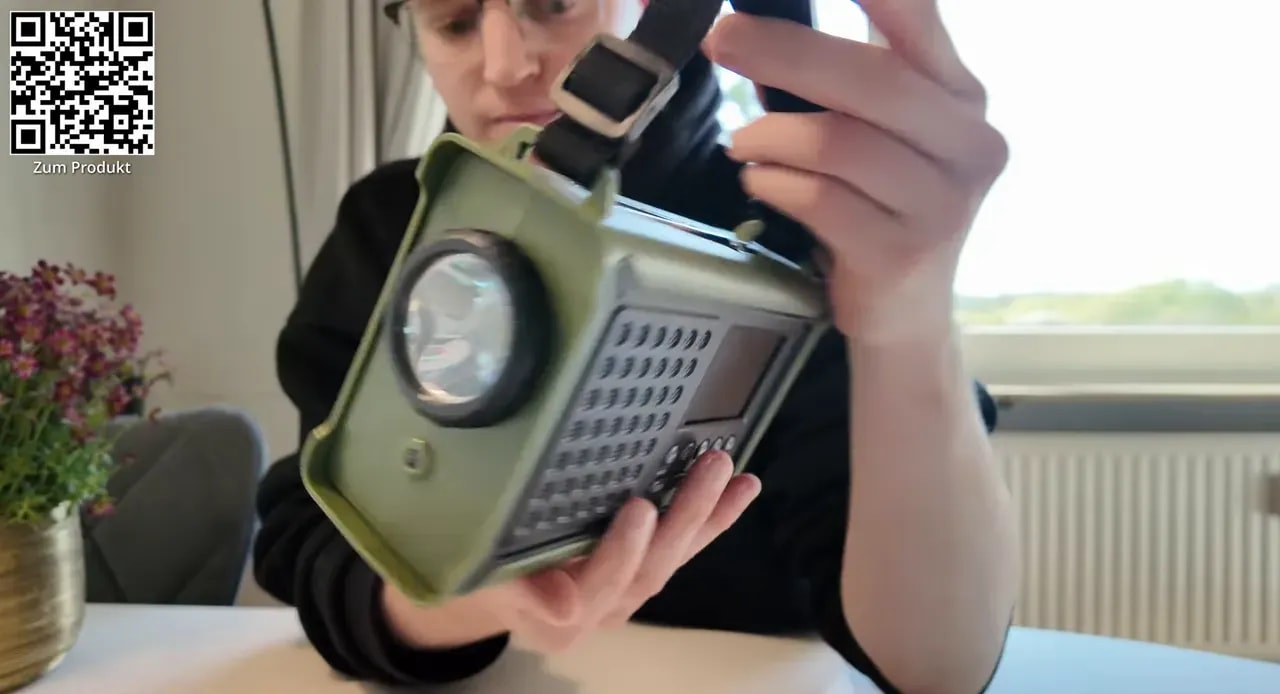 Kurbelradio mit sichtbarer Taschenlampe und Lichtbereich an der Seite