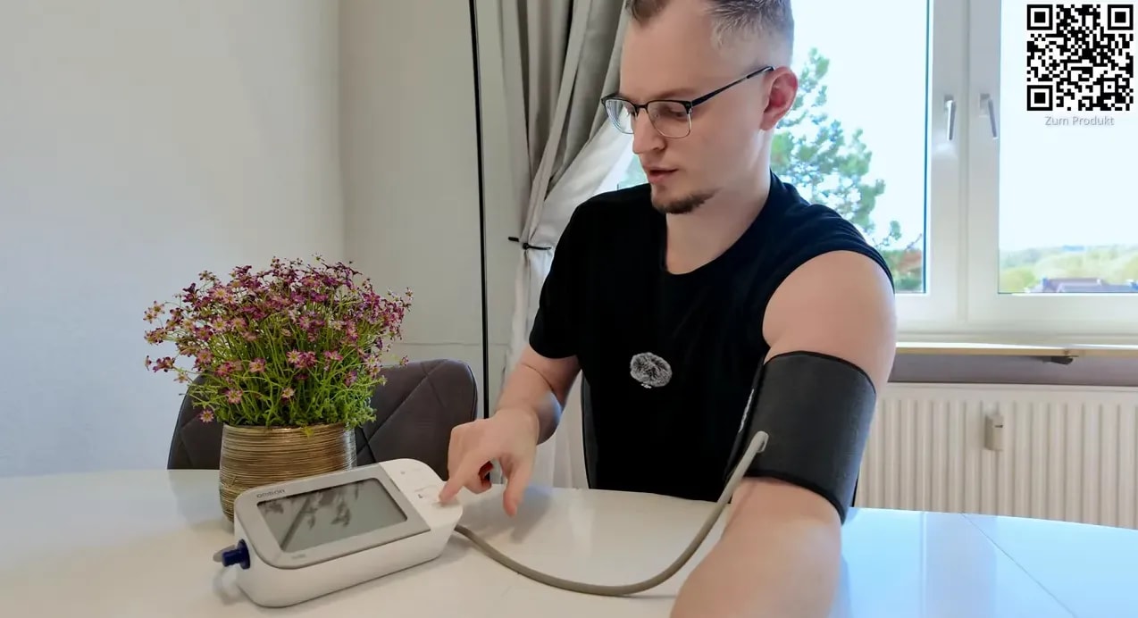 Oberarmmanschette des OMRON X7 Smart wird richtig ausgerichtet