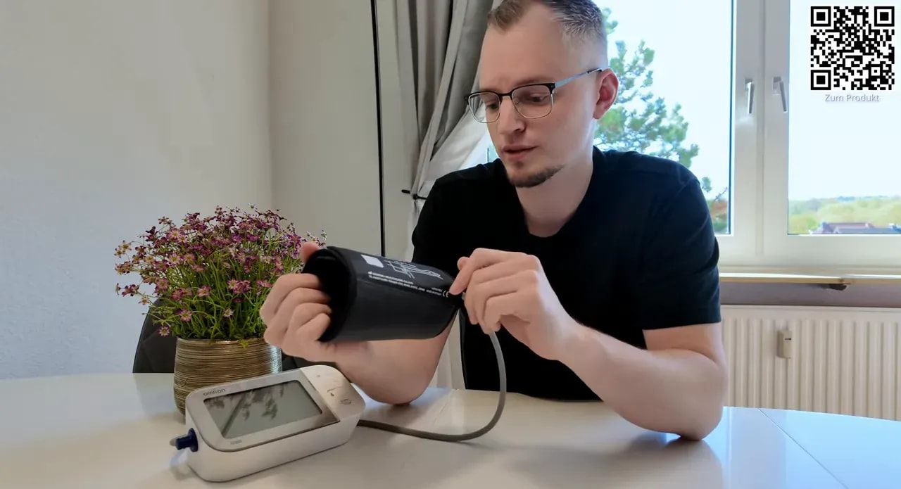 OMRON X7 Smart: Anlegen der Oberarmmanschette vor der Blutdruckmessung