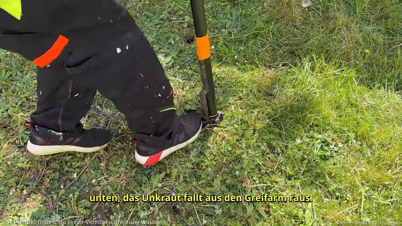 Auswerfen des Unkrauts nach dem Einsatz des Fiskars X-Act Unkrautstechers