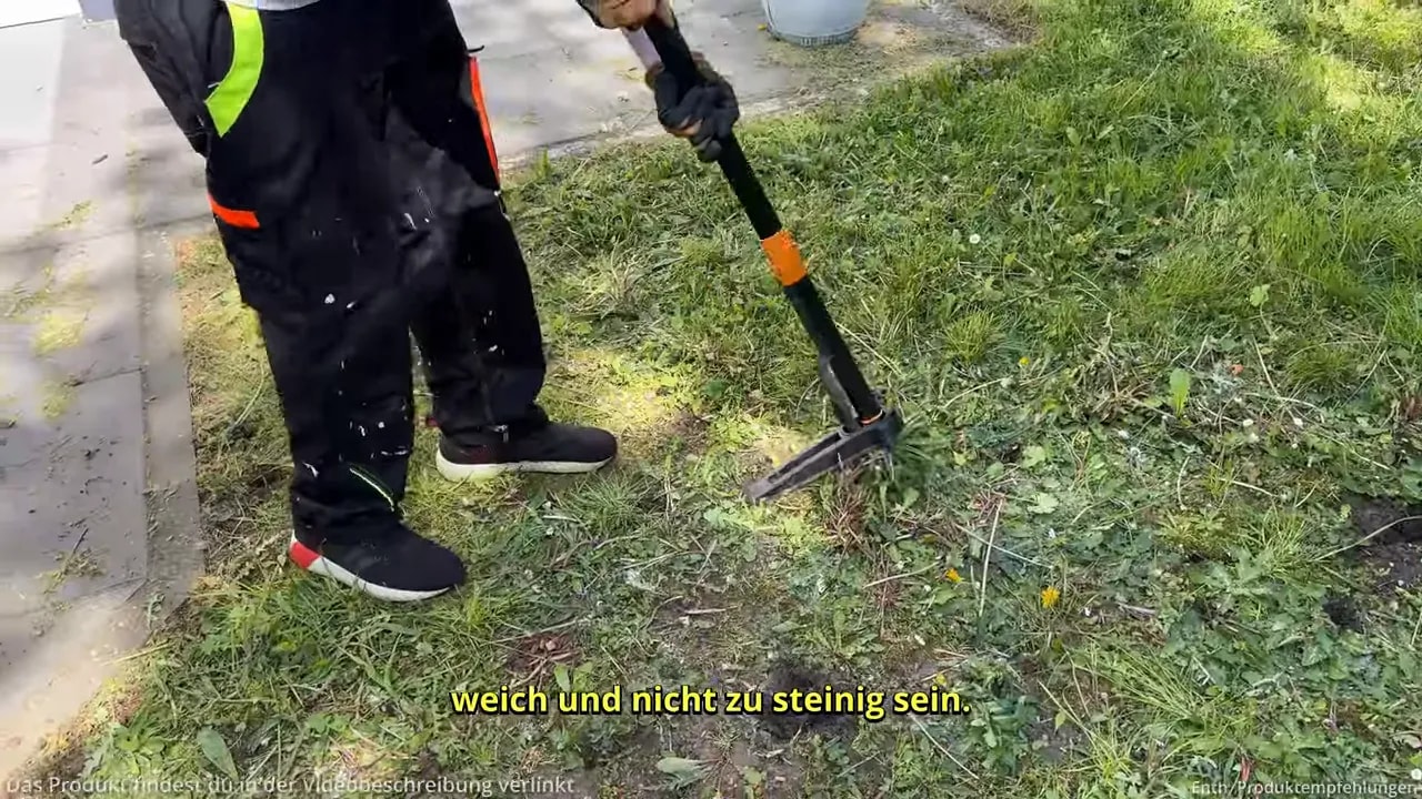 Unkrautstecher im weichen Rasenboden einsetzen statt in steinigem Untergrund