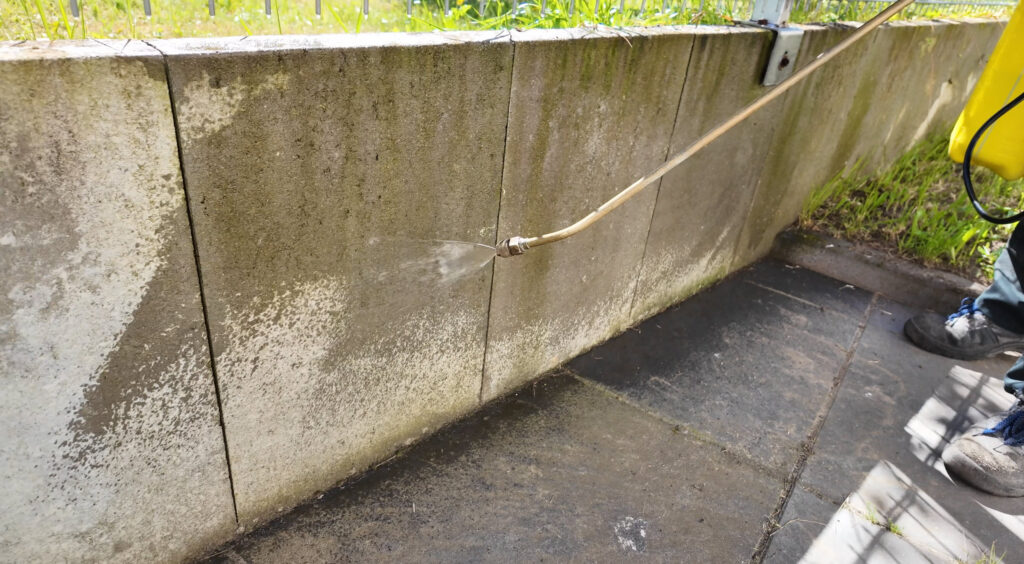 Steinreiniger wird aufgesprüht
