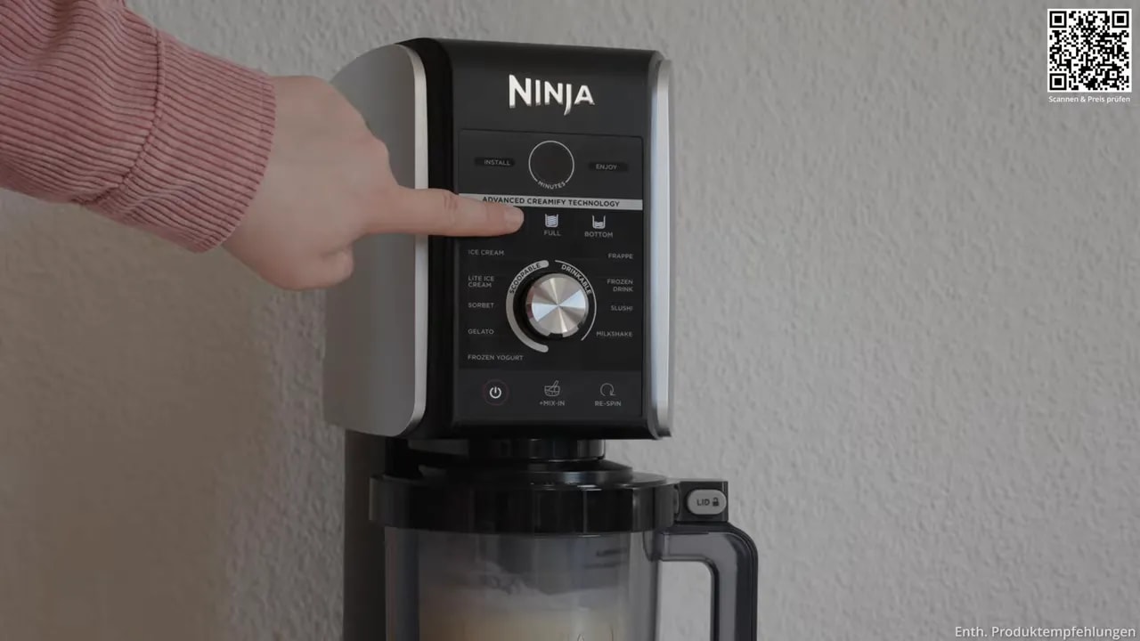 Nahaufnahme des Bedienfelds mit Programmanzeigen und Drehregler an der Ninja Creami