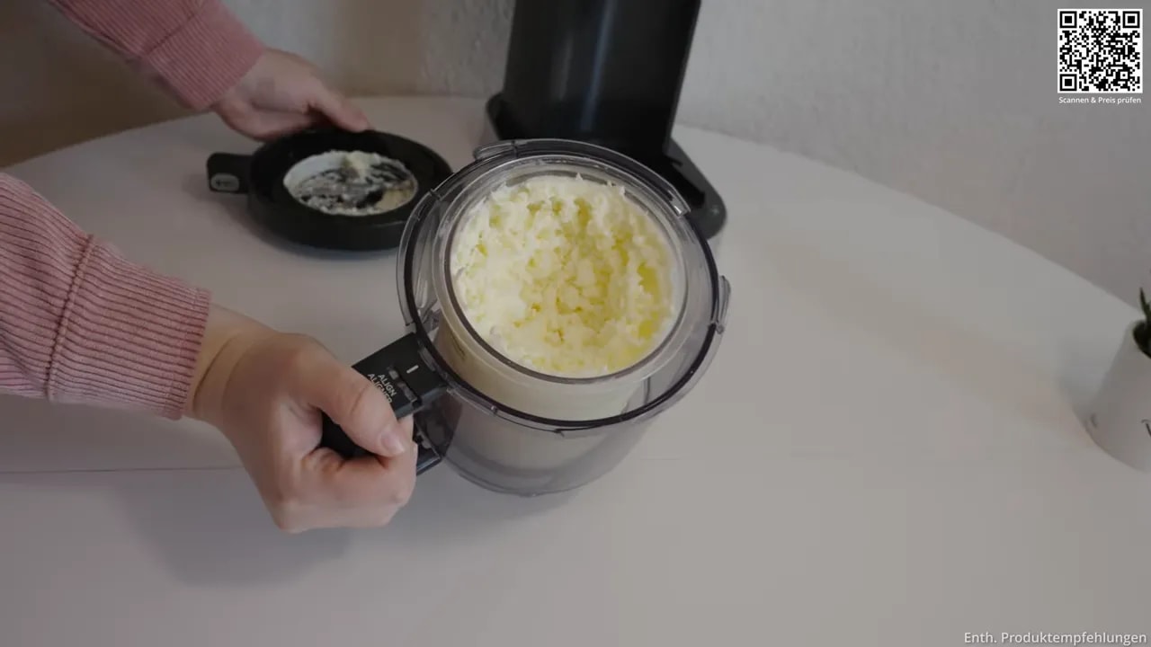Behälter mit heller Eiscreme, die oben noch leicht flockig und aufgewühlt aussieht