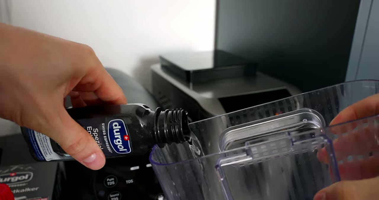 Entkalker wird in den Wassertank des Vollautomaten gefüllt