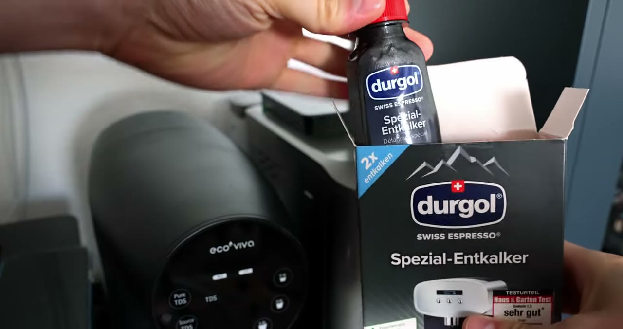 durgol swiss espresso Flasche vor dem Kaffeevollautomaten