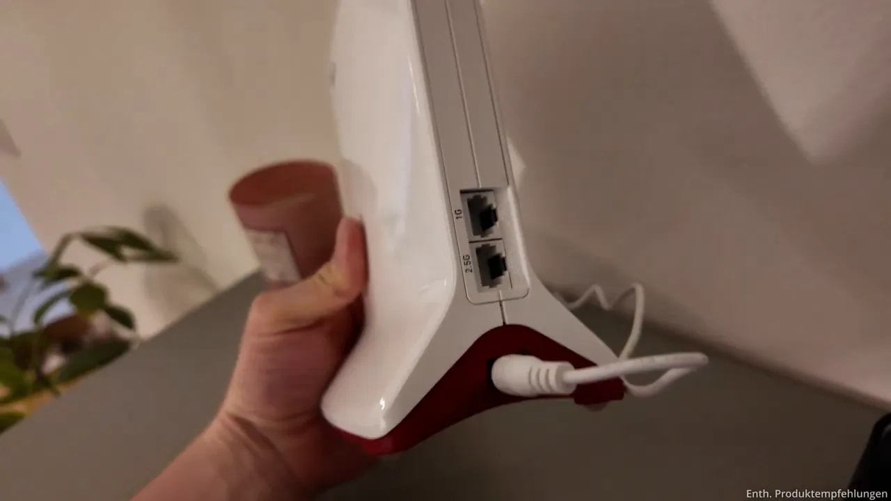 FRITZ!Box 7690 und FRITZ!Repeater 6000: Mein WLAN-Setup für 156 m² Haus und Garten 4 Seite des FRITZRepeaters mit zwei LAN-Anschlüssen und angeschlossenem Stromkabel