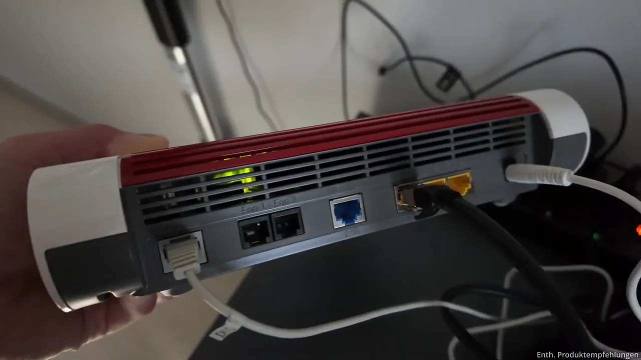 FRITZ!Box 7690 und FRITZ!Repeater 6000: Mein WLAN-Setup für 156 m² Haus und Garten 3 Rückseite der FRITZBox mit angeschlossenen Kabeln und Netzwerkanschlüssen