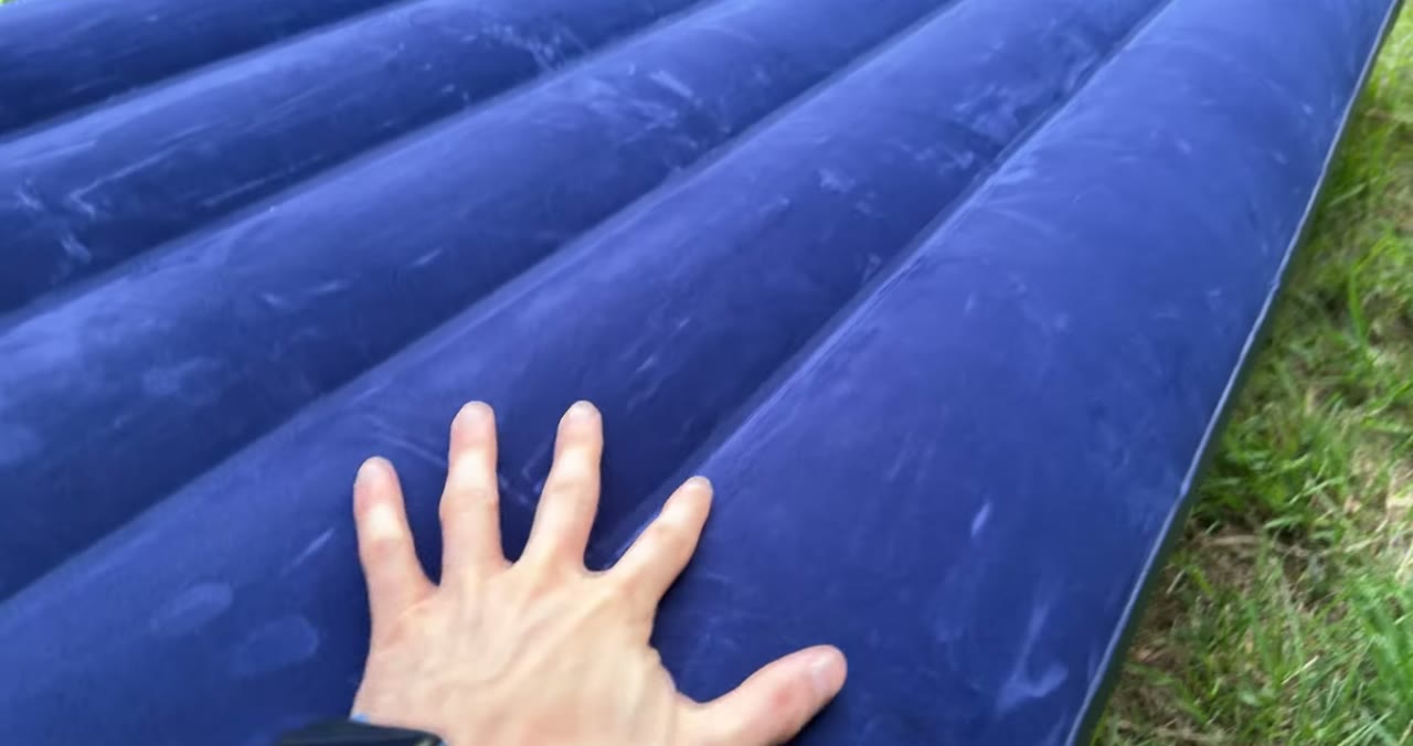Beflockte Oberfläche der Intex Luftmatratze