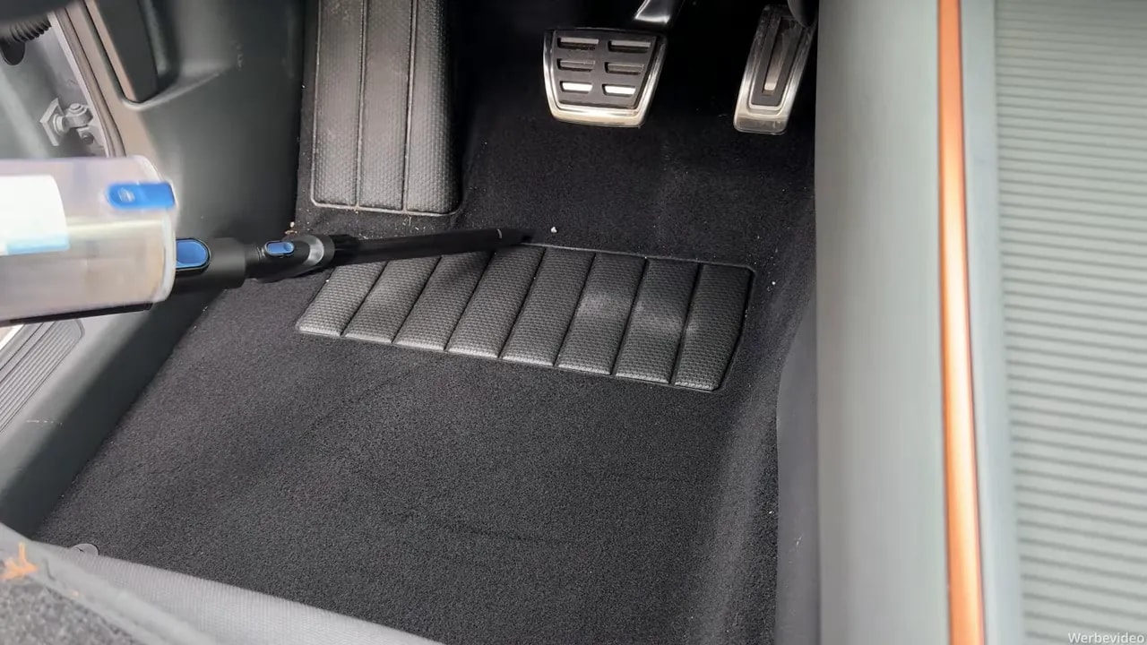 Fugendüse des Levoit Akkustaubsaugers reinigt den Fußraum eines Autos