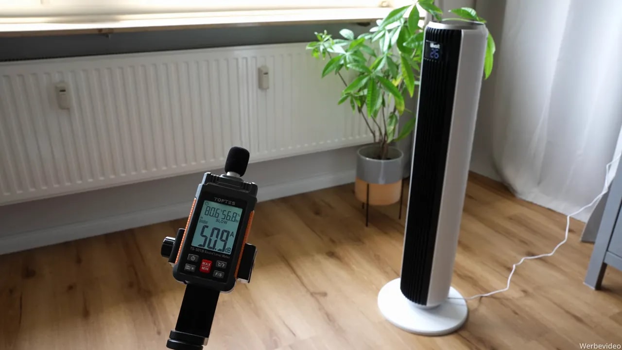 Schallpegelmessgerät vor dem Levoit Turmventilator bei laufendem Betrieb