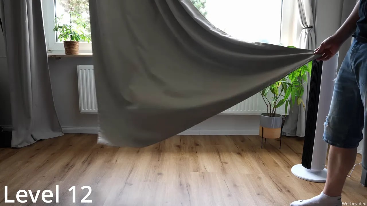 Vorhang wird vom Levoit Turmventilator auf Stufe 12 kräftig bewegt