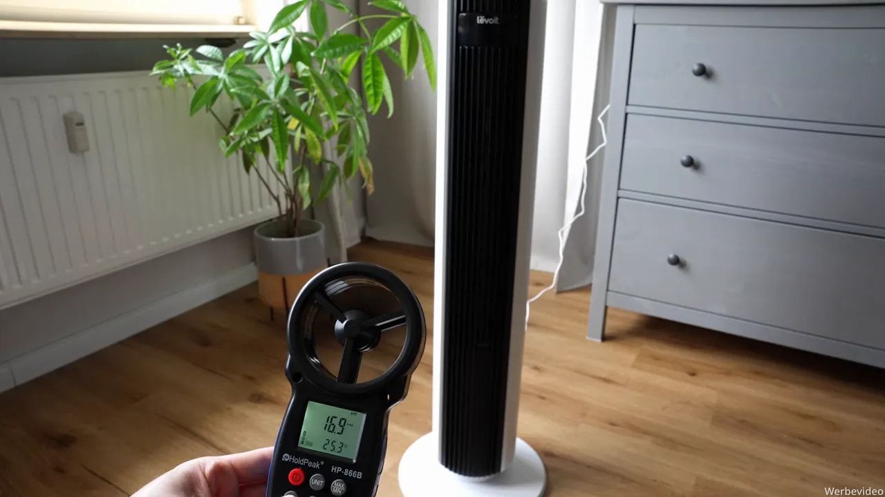 Anemometer vor dem aufgestellten Levoit Turmventilator während der Windmessung