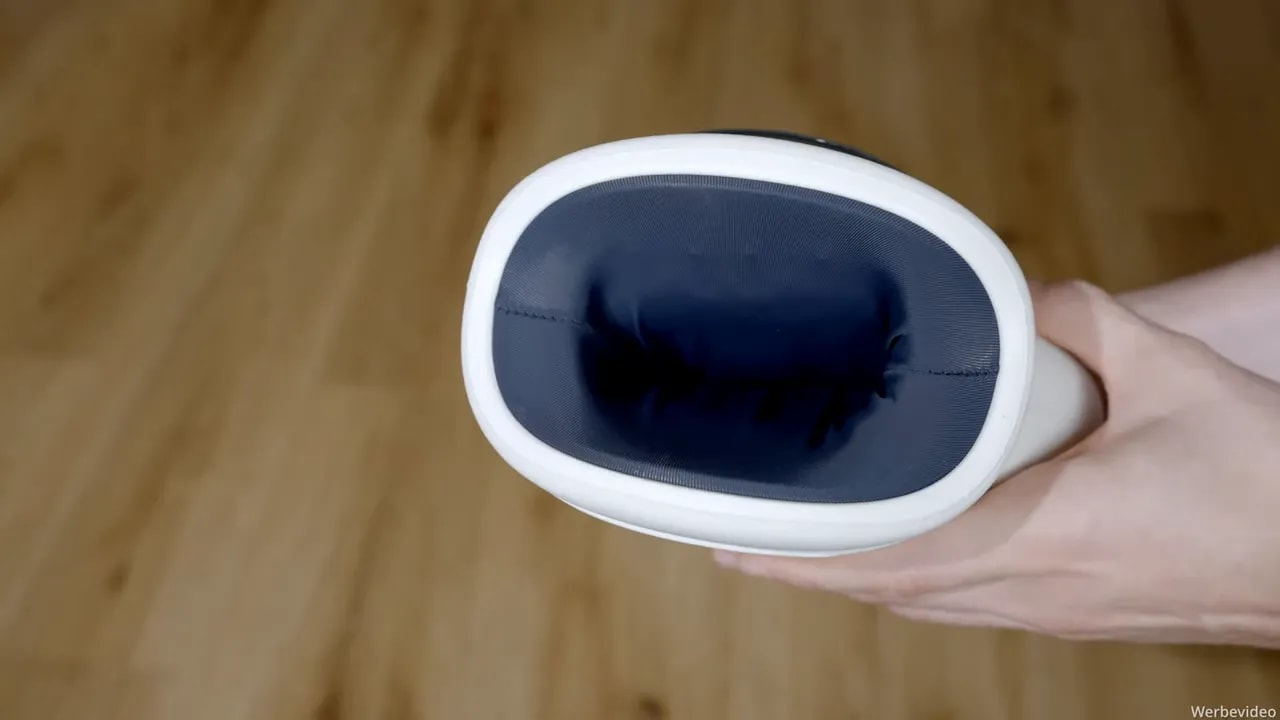 Blick in das dunkle Innenfutter des Handmassagegeräts mit sichtbaren Fingerkammern