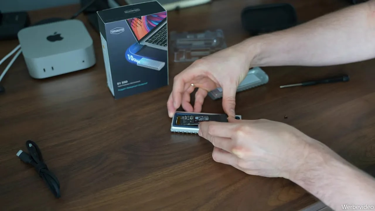 M.2-SSD wird im geöffneten TerraMaster-D1-Gehäuse befestigt