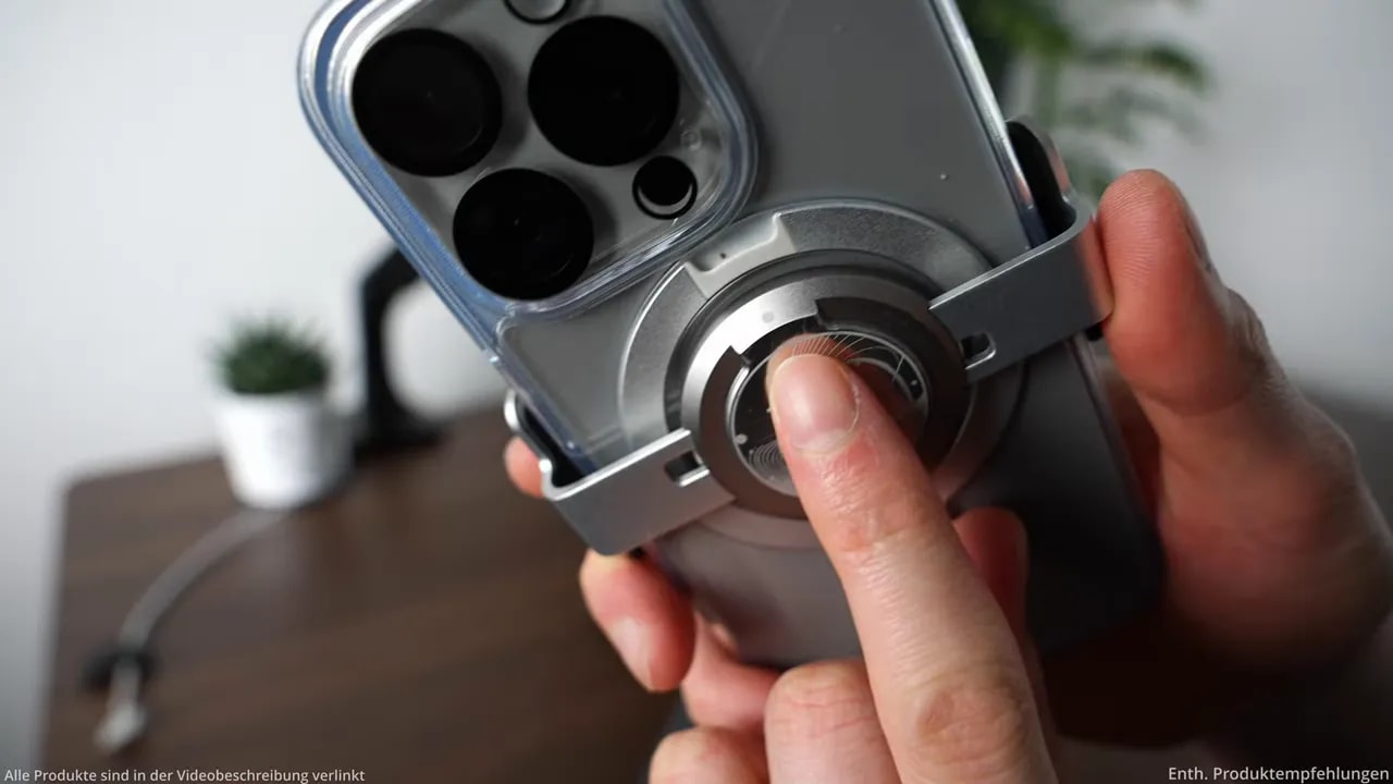 Nahaufnahme eines Smartphones mit mittig befestigter magnetischer Klemme