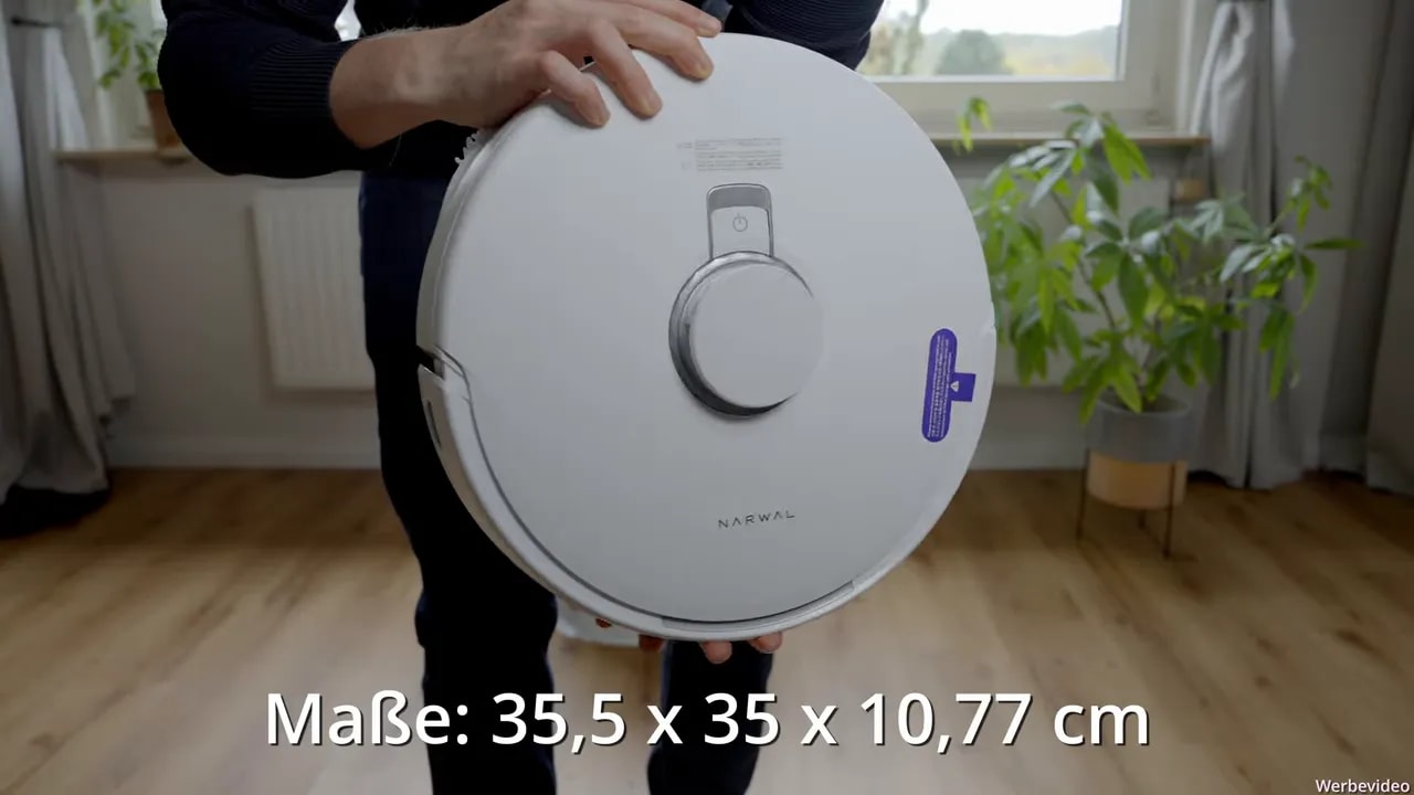 Weißer Narwal Freo X10 Pro wird von vorne gehalten, unten steht die Größenangabe