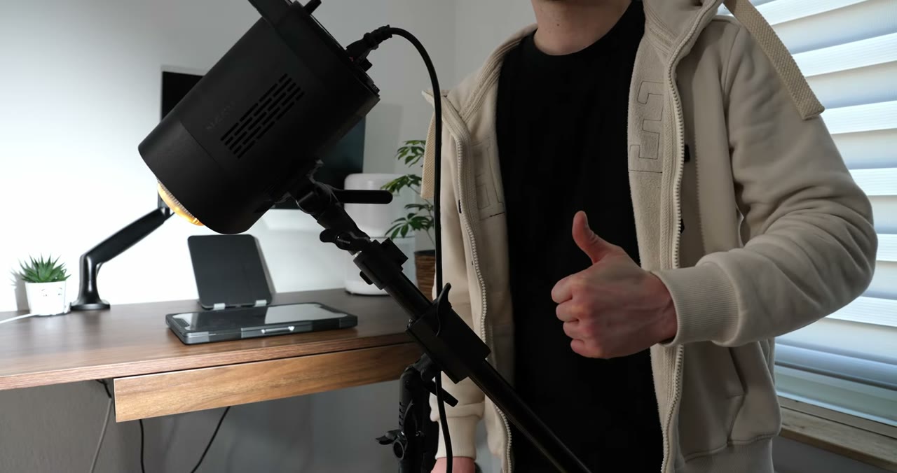 Galgenarm des NEEWER Lichtstativs wird ausgezogen