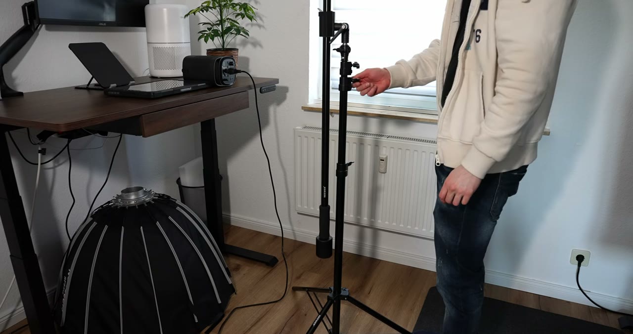 NEEWER Lichtstativ auf volle Höhe ausgefahren