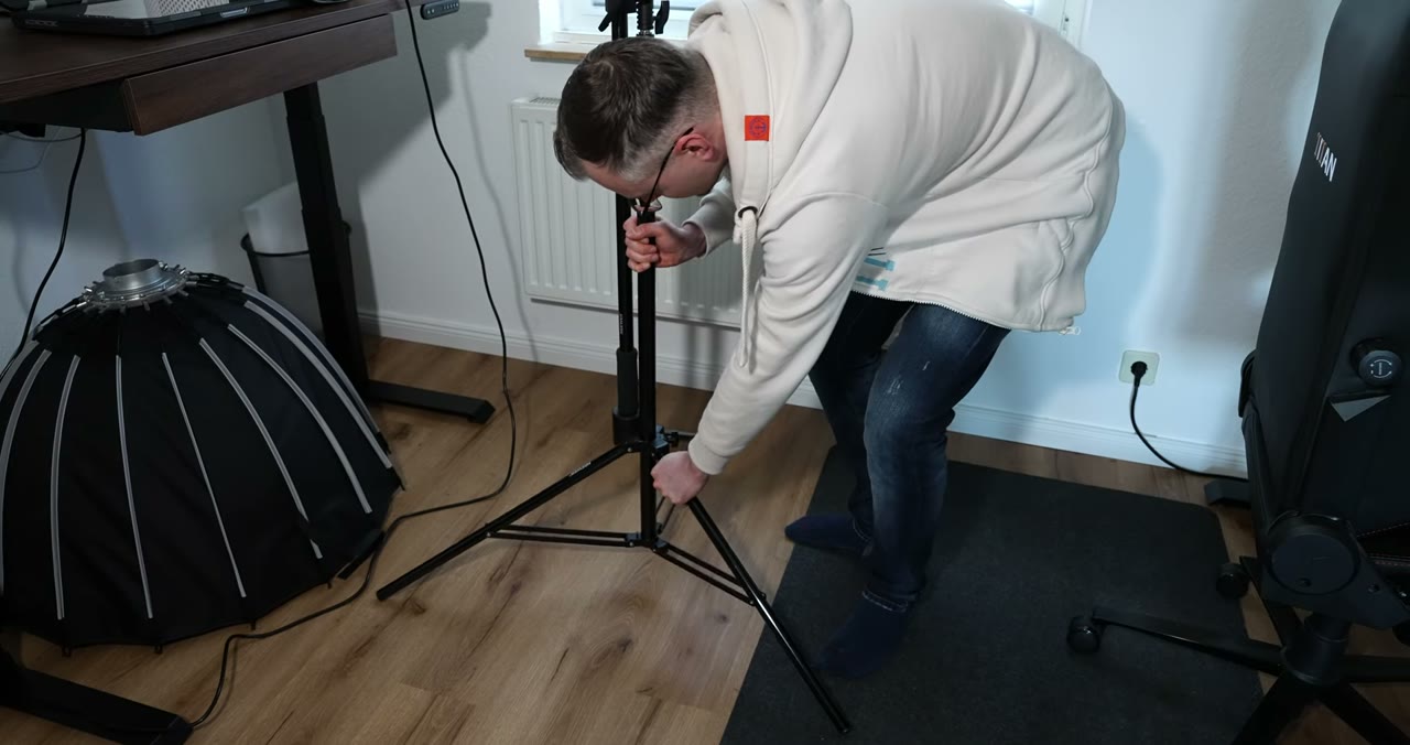NEEWER Lichtstativ mit Softbox im Studio