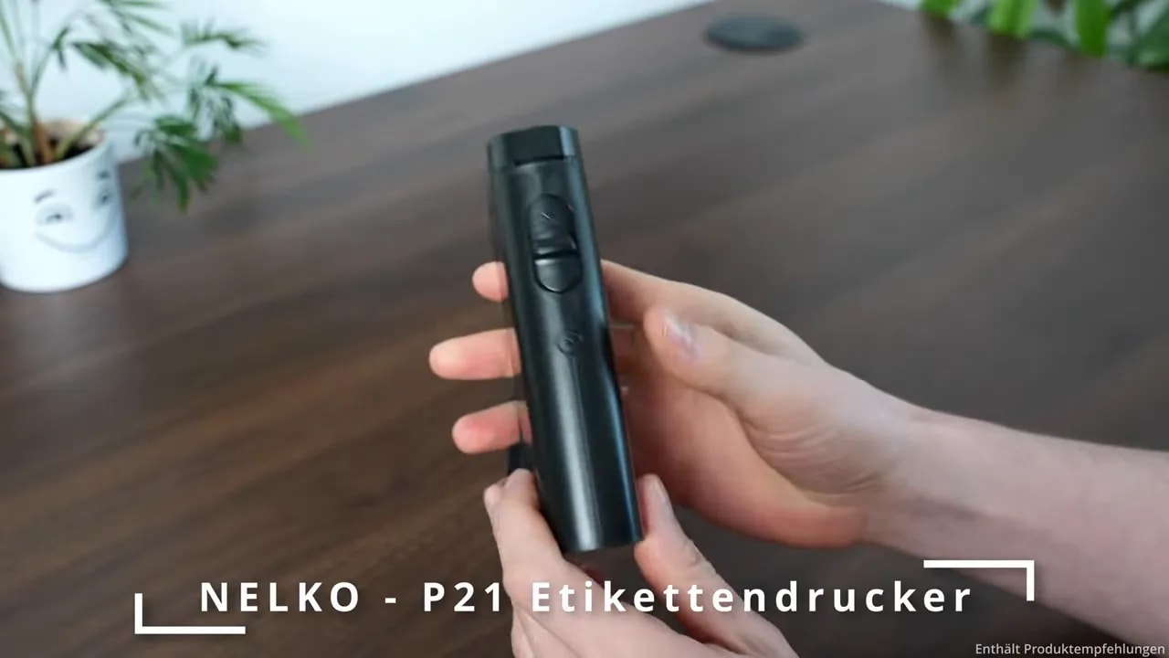 Schwarzer NELKO P21 Etikettendrucker wird in einer Hand gehalten