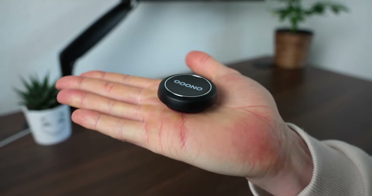 OOONO Co-Driver auf der Handfläche zum Größenvergleich