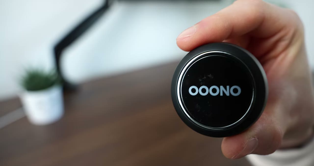 OOONO Co-Driver in der Hand