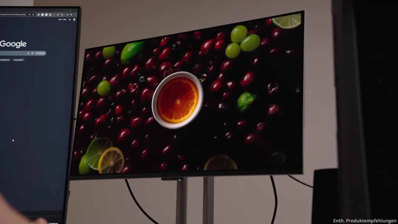 ProArt Monitor mit farbiger Getränkeszene aus roten Beeren, Limetten und einem Glas