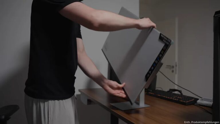 Silberner Standfuß und Rückseite des ProArt Monitors beim Ausrichten auf einem Schreibtisch