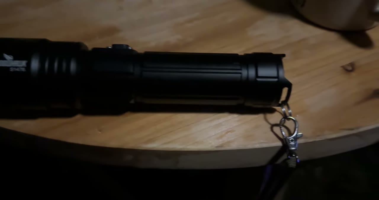 Shadowhawk Taschenlampe mit Trageschlaufe