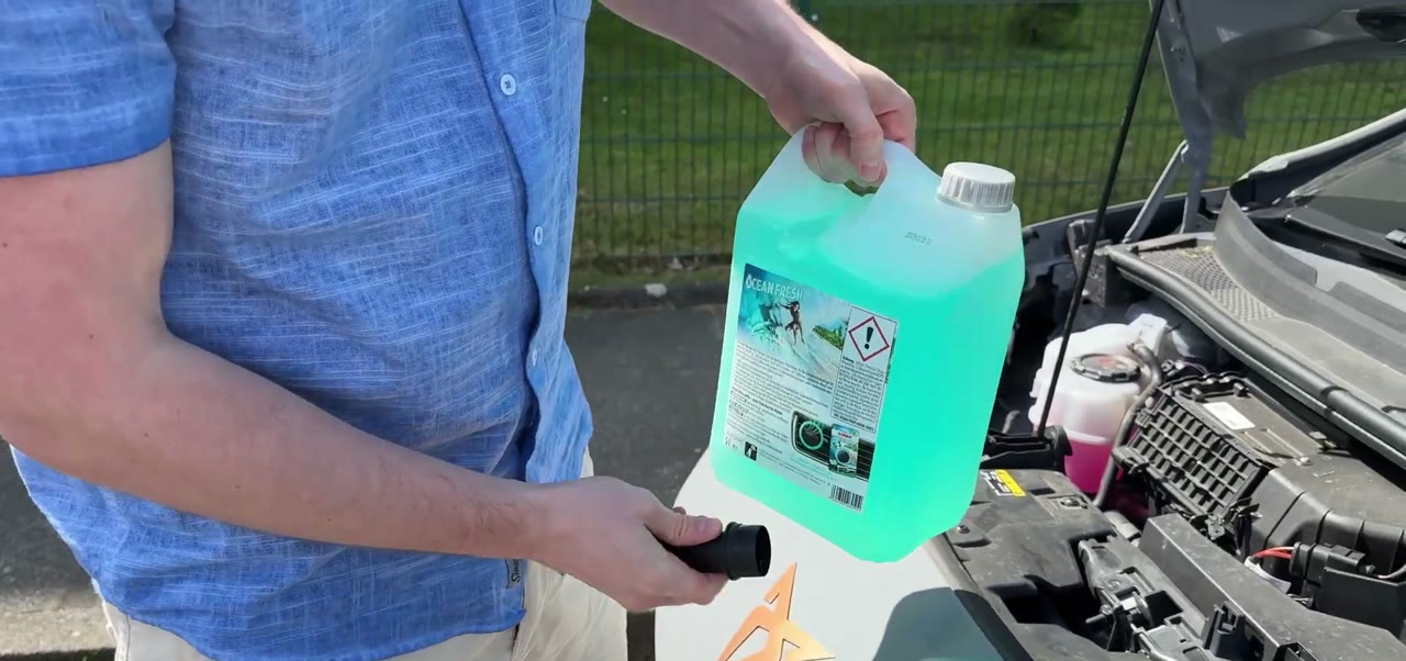 SONAX ScheibenReiniger Ocean-Fresh 5-Liter-Kanister am Motorraum