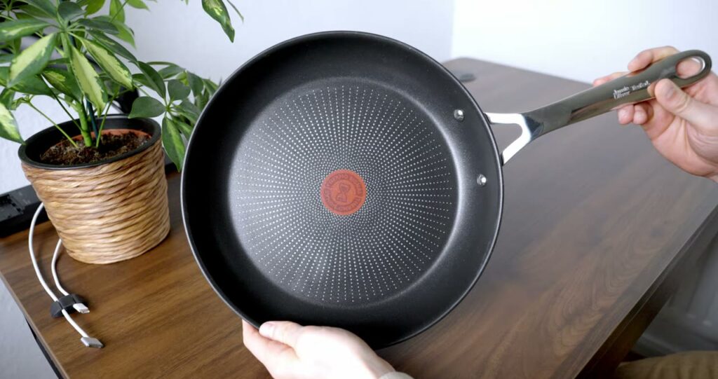 Startseite 3 Tefal Jamie Oliver Cook’s Direct On im Test: 28-cm-Bratpfanne aus Edelstahl mit Thermo-Signal