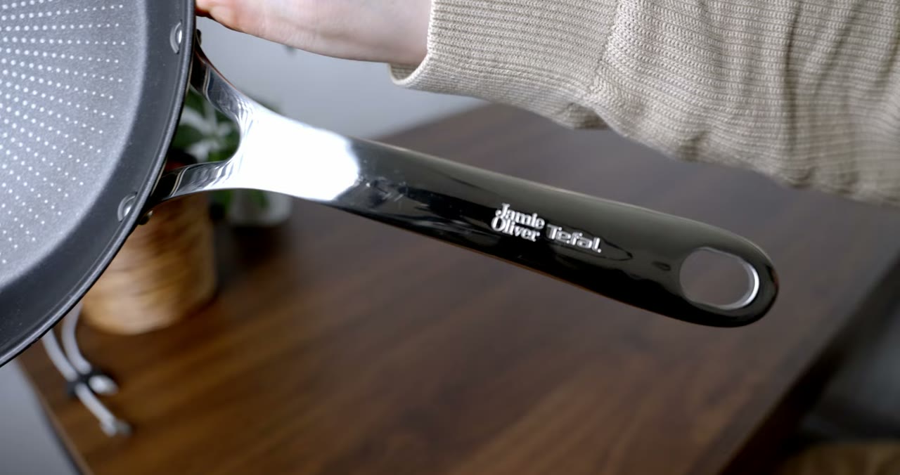 Genieteter Griff der Tefal-Bratpfanne mit Aufhängeöse