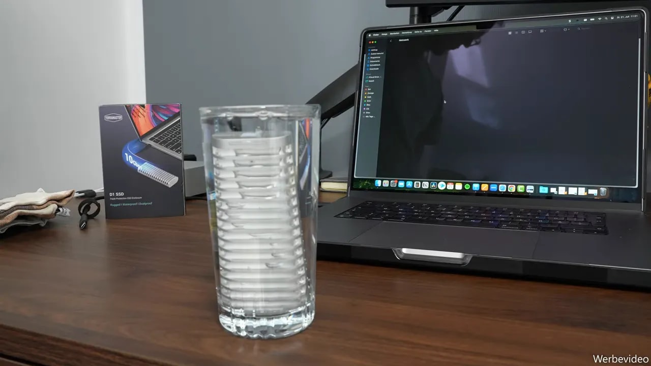 Geschlossenes geriffeltes TerraMaster-D1-Gehäuse steht vollständig in einem Wasserglas