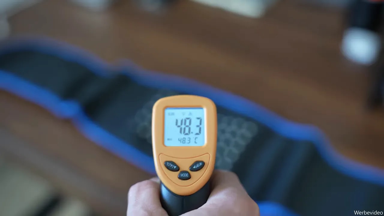 Infrarotthermometer zeigt 48,5 Grad vor dem Wärmegürtel