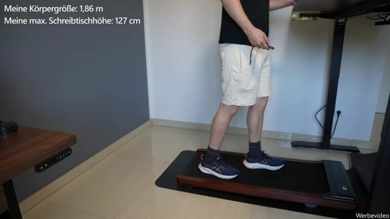 Person geht auf dem Walking Pad unter einem höhenverstellbaren Schreibtisch