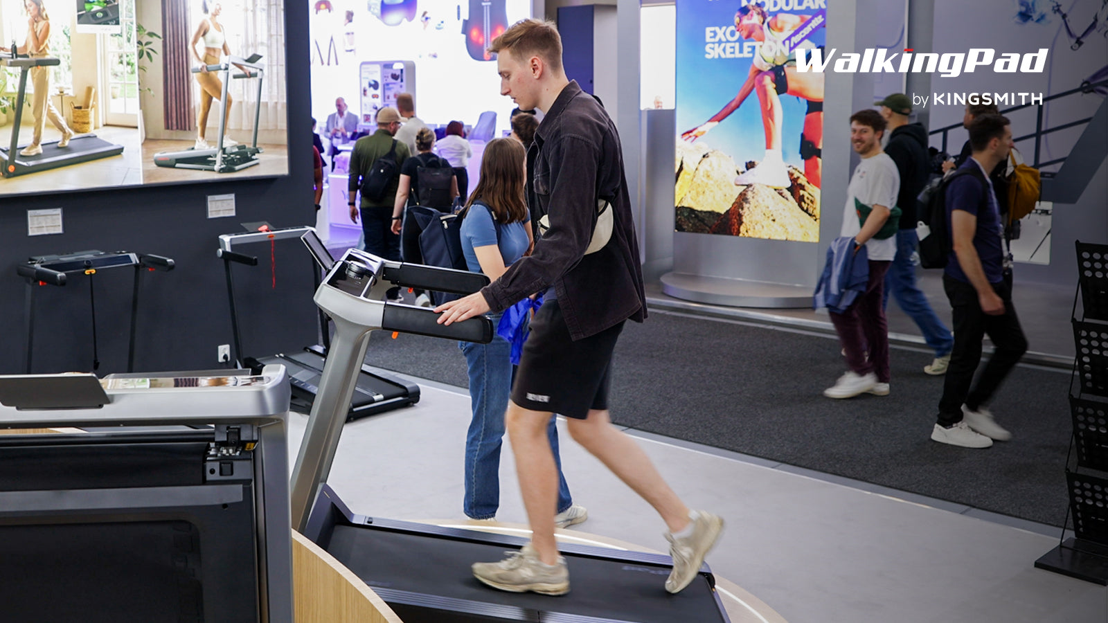 Die neuen WalkingPads 2025 und 2026 im Vergleich: Z3 Hybrid Plus, G1, MC21, X23, X218 und die IFA-Neuheiten 9 Besucher geht auf dem WalkingPad G5i mit 18 % Steigung am KingSmith-Stand der IFA 2026 (Herstellerfoto)