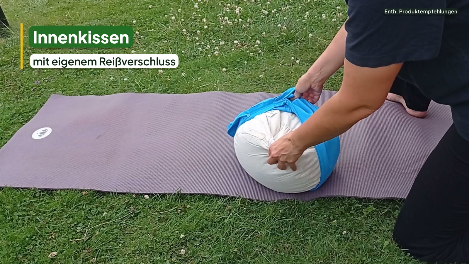 Weißes Innenkissen des BODYMATE Yogakissens im geöffneten Bezug