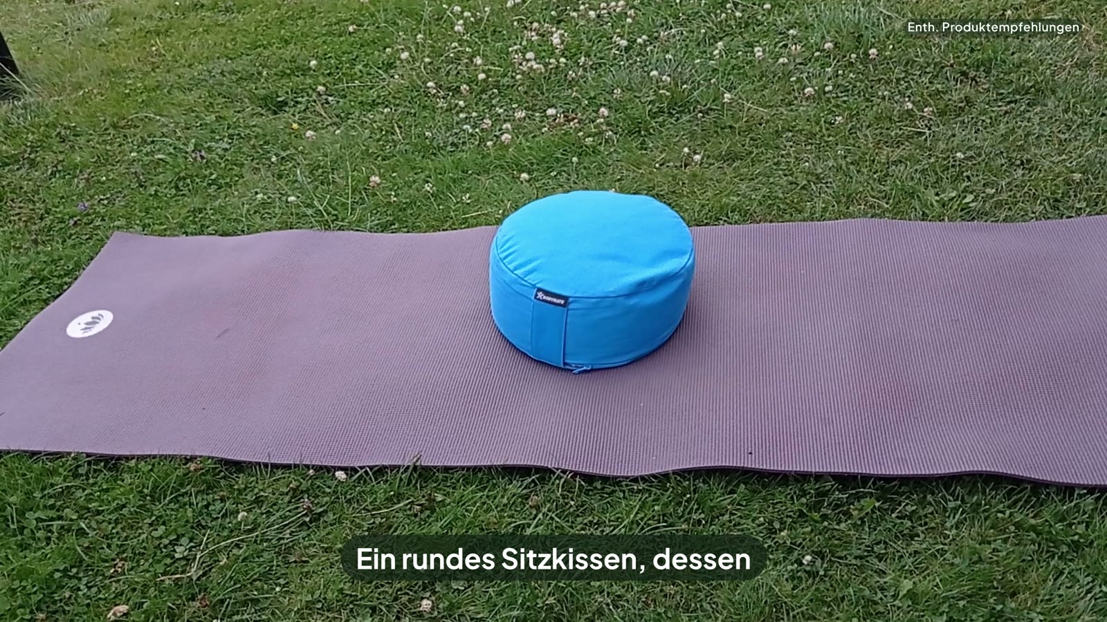 BODYMATE Yogakissen rund in Hellblau auf einer Yogamatte