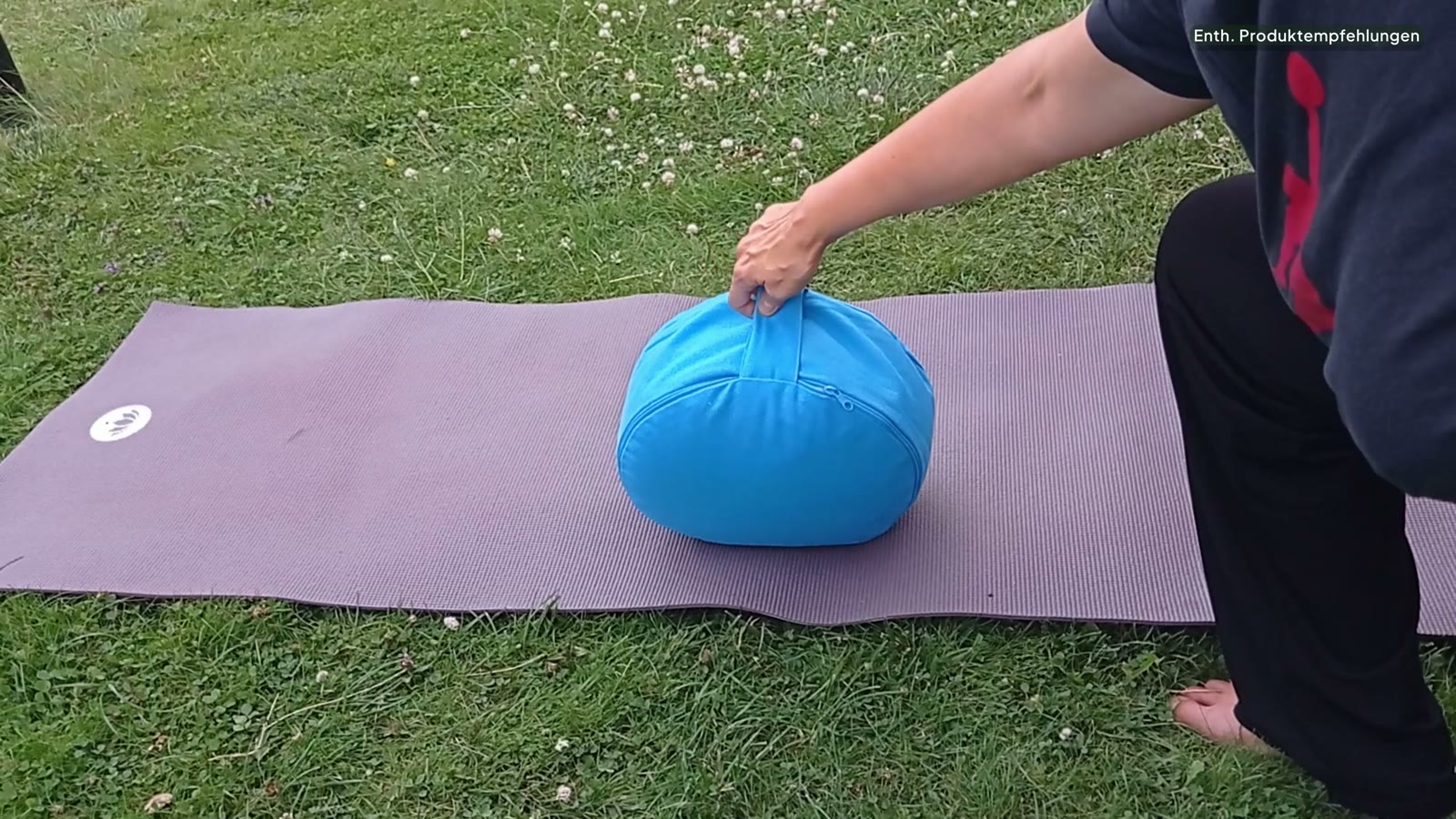 BODYMATE Yogakissen wird an der Schlaufe angehoben