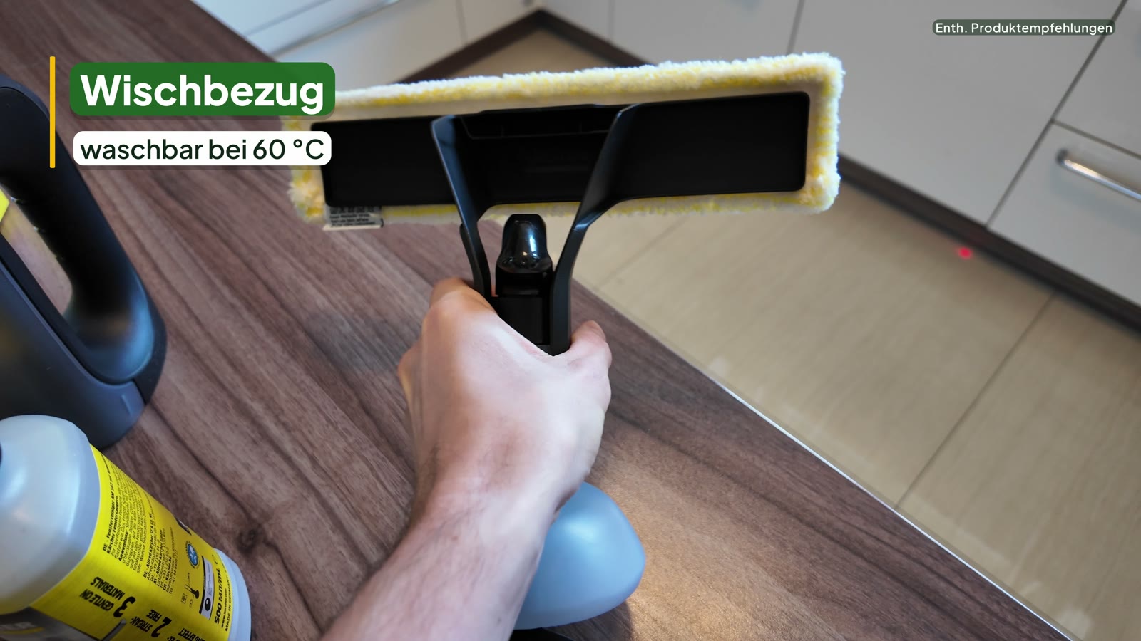 Fenstersauger richtig benutzen: Ablauf, Düse, Tank, Pflege und typische Fehler 3 Sprühflasche eines Akku-Fenstersaugers mit Wischleiste und Mikrofaserbezug in der Hand