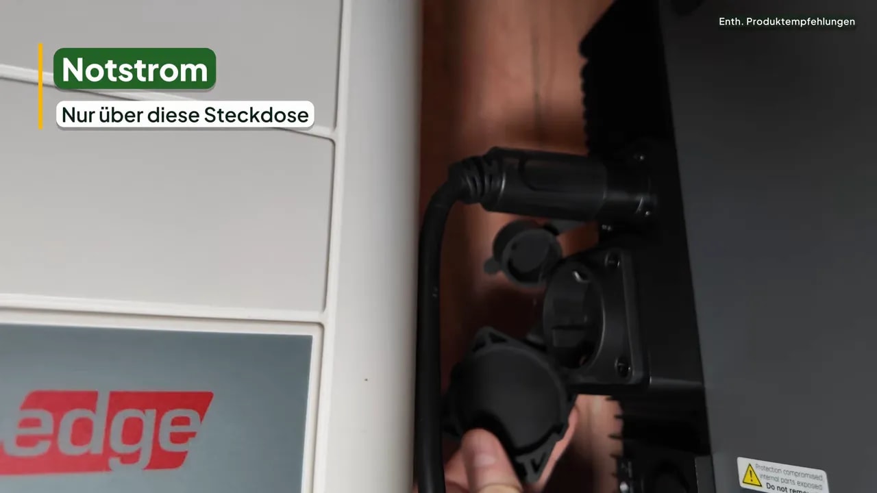 Stromspeicher nachrüsten 2026: AC oder DC, richtige Größe, 800 Watt und Anmeldung 6 Seitliche Anschlüsse eines Batteriespeichers mit geöffneter Abdeckung der Offgrid-Steckdose für Notstrom
