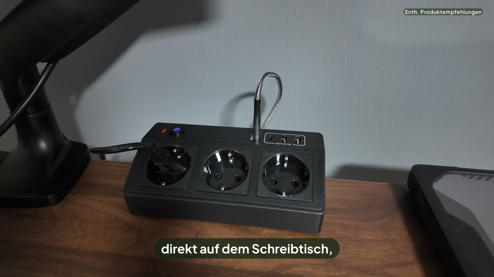 Mein Schreibtisch-Setup im Homeoffice: Monitor, Licht, Strom und Ton 9 Tischsteckdose mit drei Schuko-Dosen an der hinteren Kante meines Schreibtischs