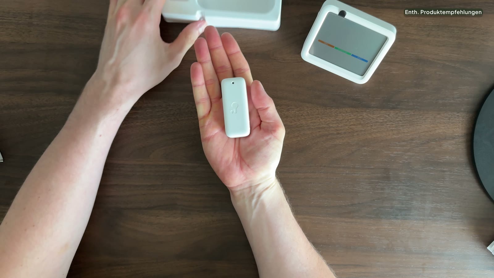 Außensensor des SwitchBot Meter Pro auf der Handfläche